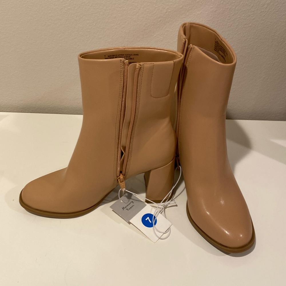 Tan boots NWT